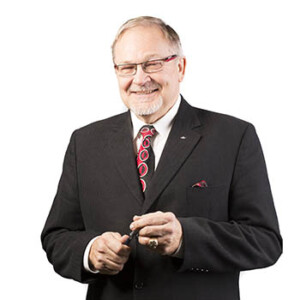 Photograph of Ari Hoeksema, the owner and founder of Home Water Systems, in a black suit and holding a pen.